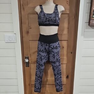 Two-Piece Floral Print Active Set in Slate Gray and Black Sz Med Padde Top.